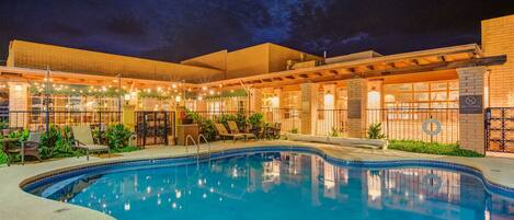 Außenpool, beheizter Pool, Liegestühle