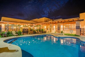 Outdoor pool, a heated pool, sun loungers - Clarion Inn Sierra Vista near Ft. Huachuca (Sierra Vista)