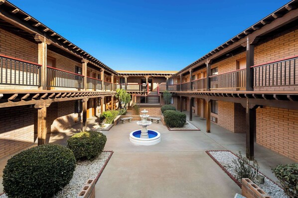 Utendørsbasseng og et oppvarmet basseng