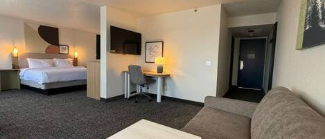 客房, 1 张特大床和 1 张沙发床 | 办公桌、免费 WiFi、床单