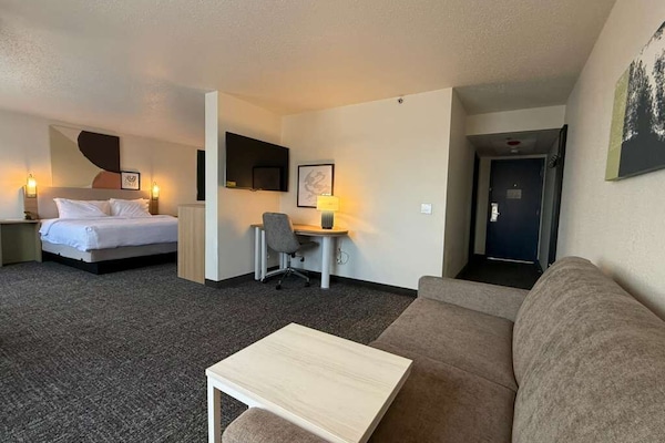 Kamer, 1 kingsize bed met slaapbank | Een bureau, gratis wifi, beddengoed