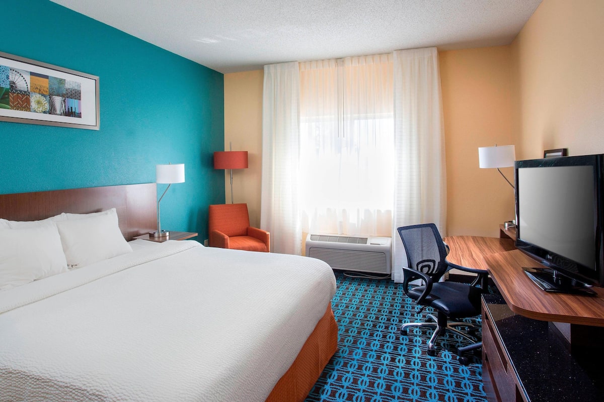 Premium bedding, desk, iron/ironing board, free WiFi