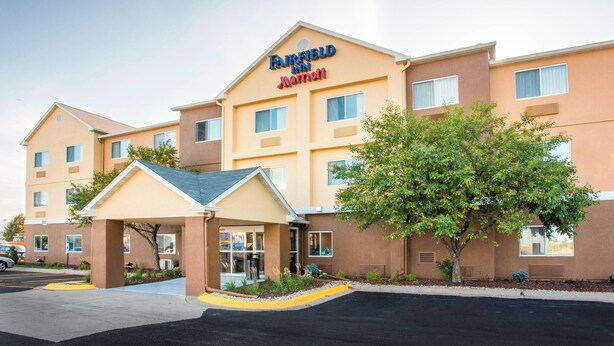 A Fairfield Inn & Suites by Marriott hotel with a covered entrance and a parking lot.