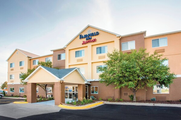 A Fairfield Inn & Suites by Marriott hotel with a covered entrance and a parking lot.
