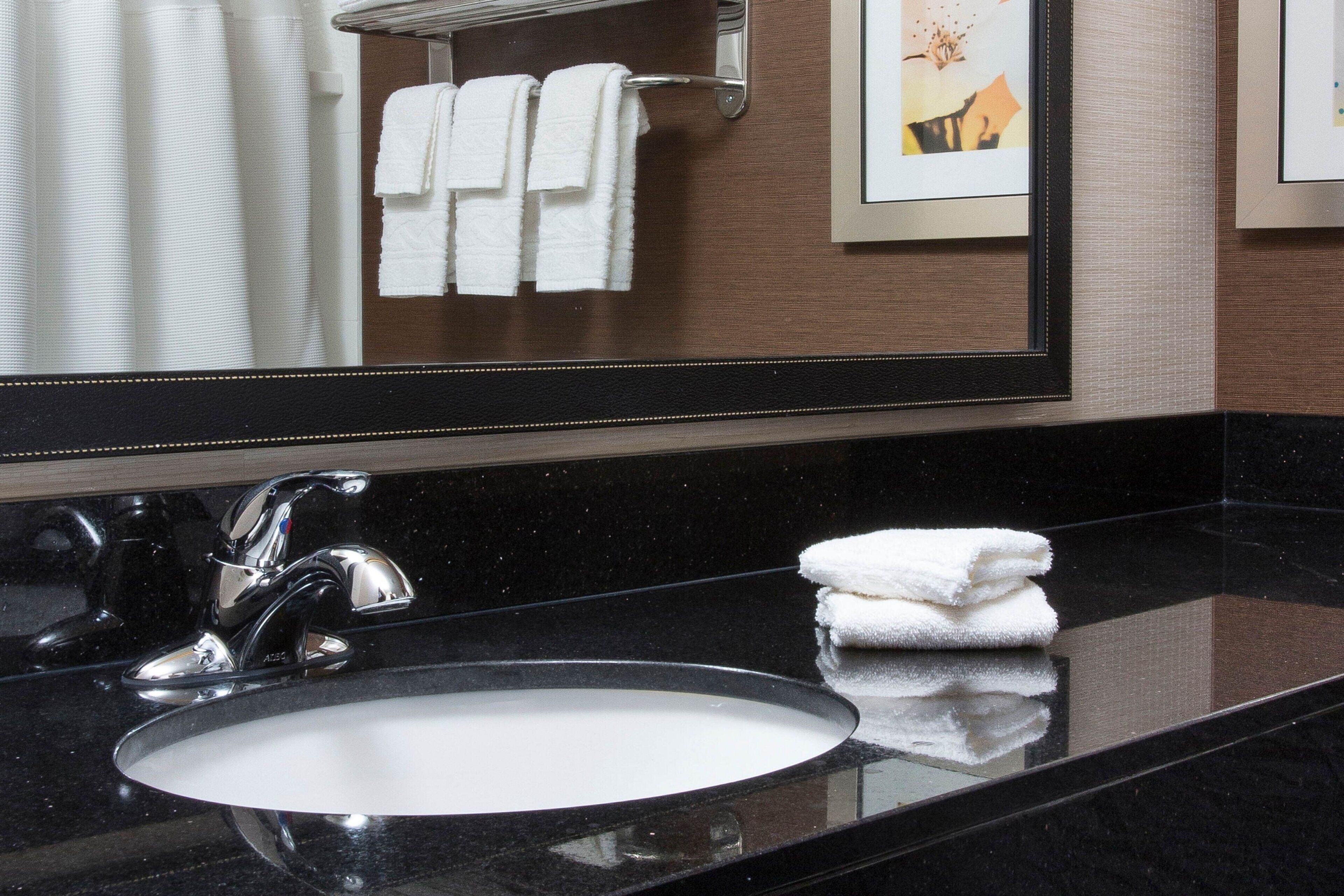 combined shower/bathtub, designer toiletries, towels