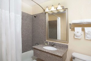 Duş/küvet kombinasyonu, ücretsiz banyo/kozmetik ürünleri 