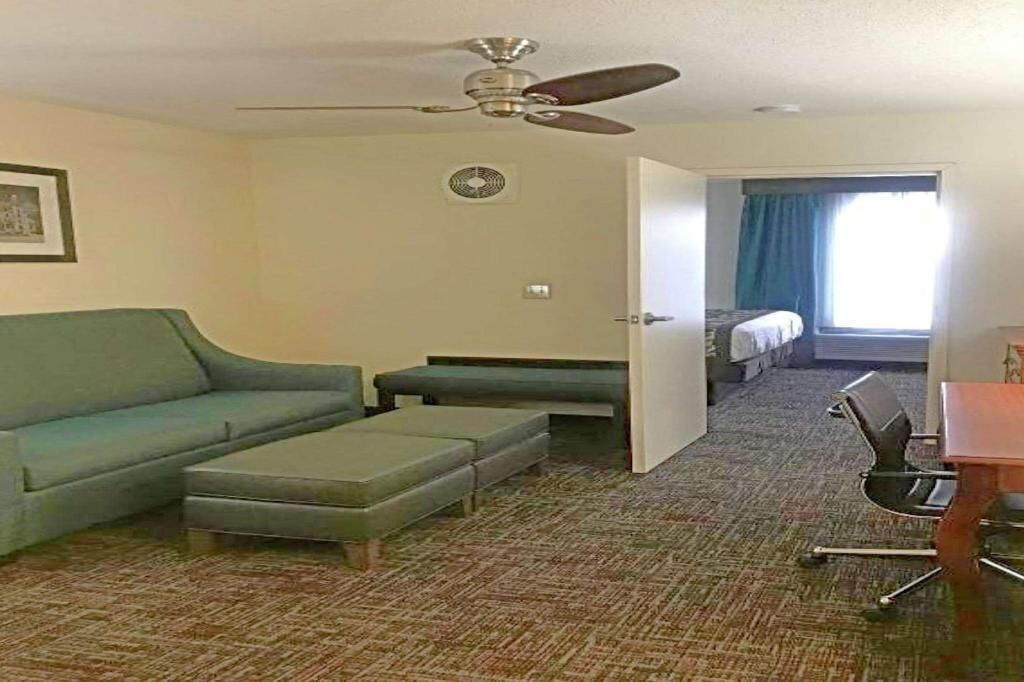 Living area | 32-inch flat-screen TV with cable channels, TV