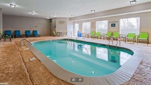 Ein Hallenbad mit Liegestühlen und einem Schild, das das Tauchen verbietet.