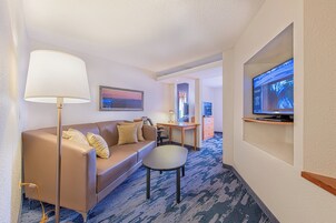 Escritorio, espacio para trabajar con laptop y cortinas blackout 