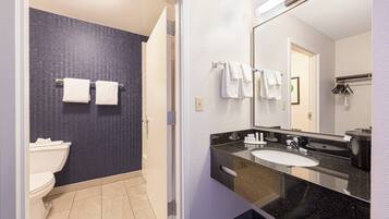 Combined shower/bathtub, free toiletries, hair dryer, towels