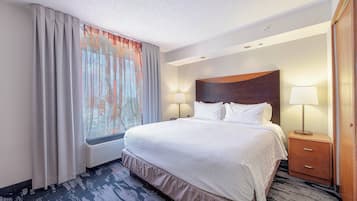 Escritorio, espacio para trabajar con laptop y cortinas blackout