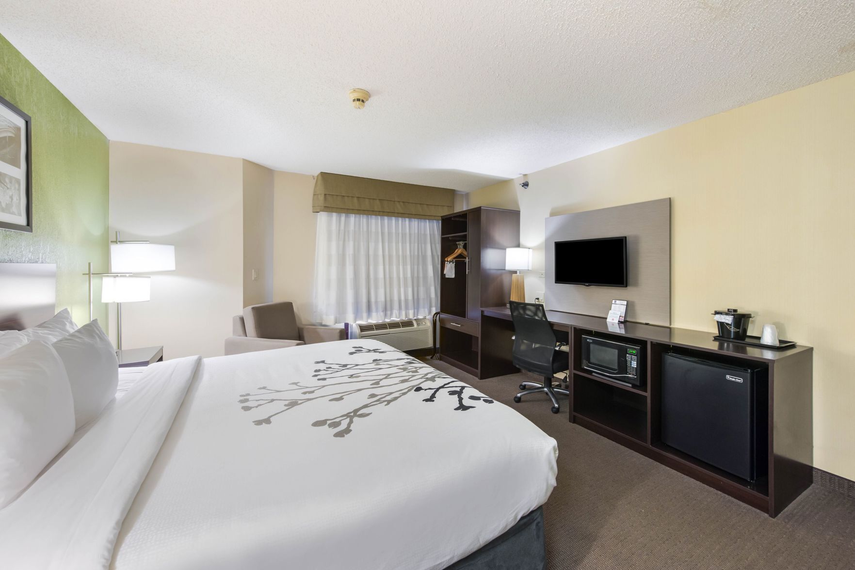 1 bedroom, premium bedding, desk, iron/ironing board