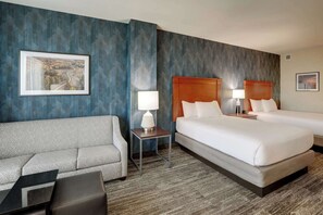 Desk, blackout drapes, iron/ironing board, free cribs/infant beds - Drury Plaza Hotel Mt. Vernon (Mount Vernon)