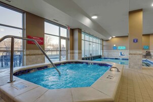 Una piscina techada, una piscina al aire libre