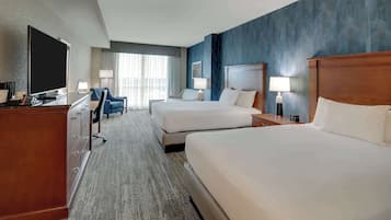 Bureau, rideaux occultants, fer et planche Ă repasser