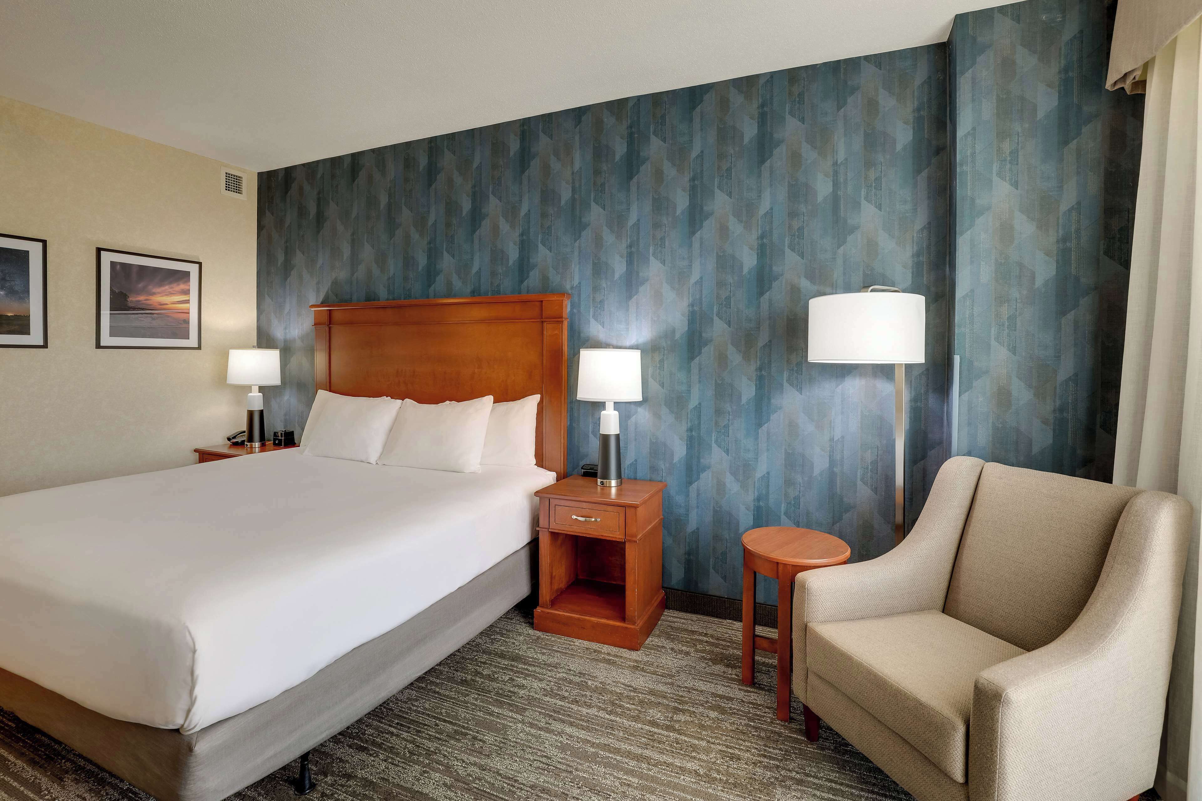 Een bureau, verduisterende gordijnen, een strijkplank/strijkijzer