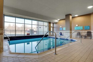 Una piscina techada, una piscina al aire libre