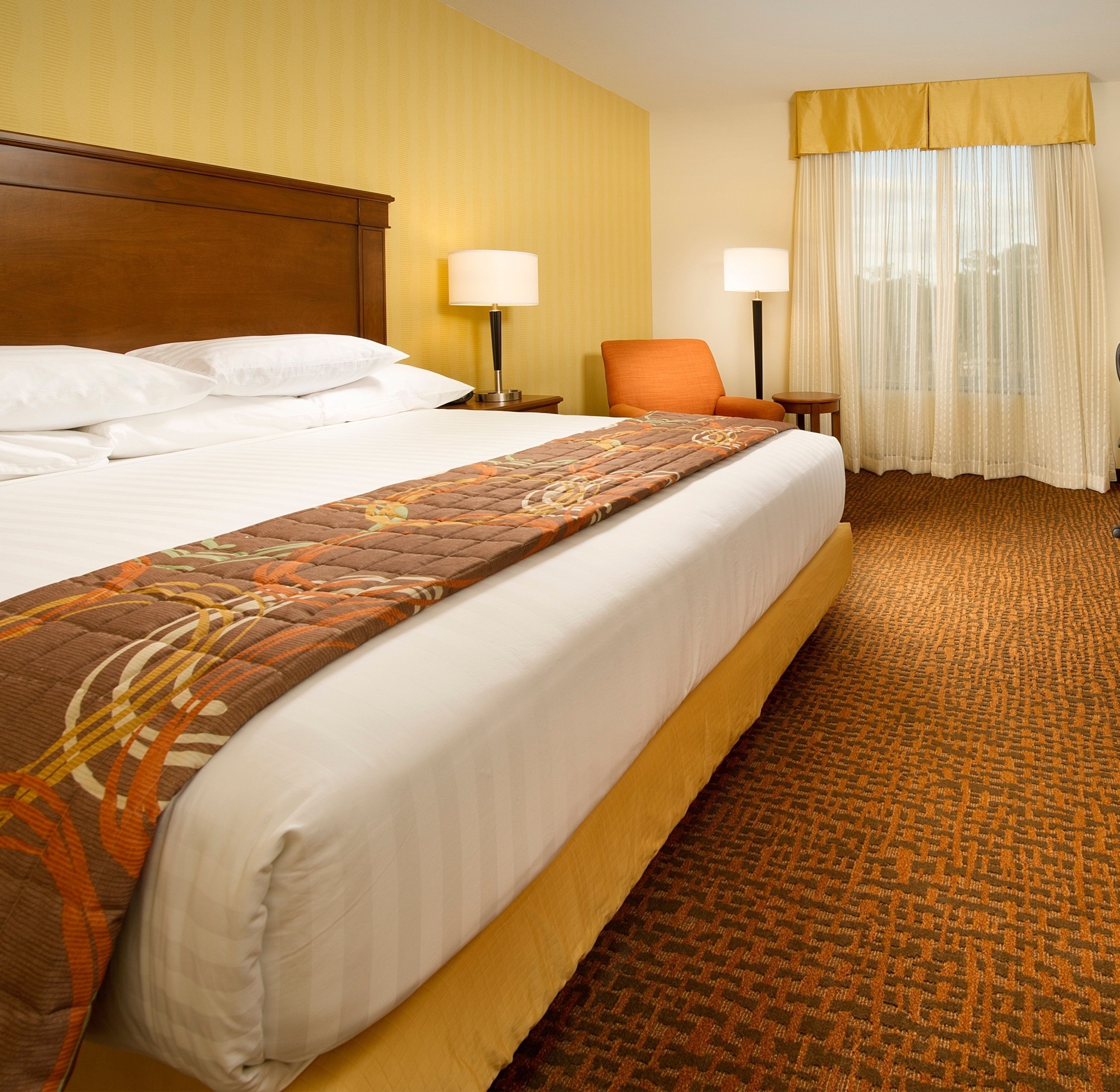 Escritorio, cortinas blackout y tabla de planchar con plancha 