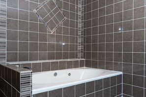 Room, 1 King Bed, Non Smoking, Jetted Tub | Jetted tub