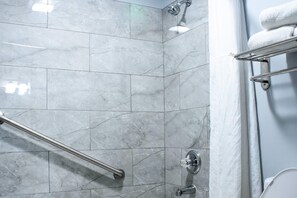 Articles de toilette (gratuits), séchoir à cheveux, serviettes fournies