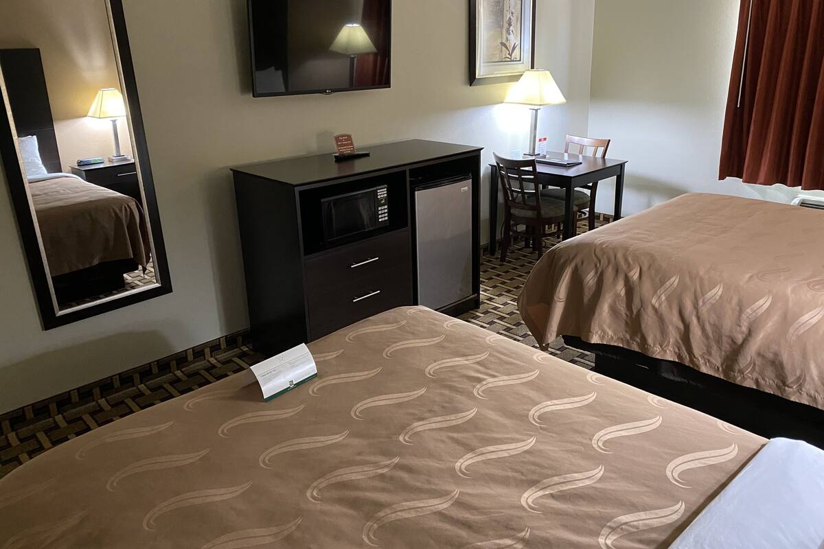 Habitación estándar, 2 camas Queen size, para no fumadores | Escritorio, tabla de planchar con plancha, wifi gratis y despertador 