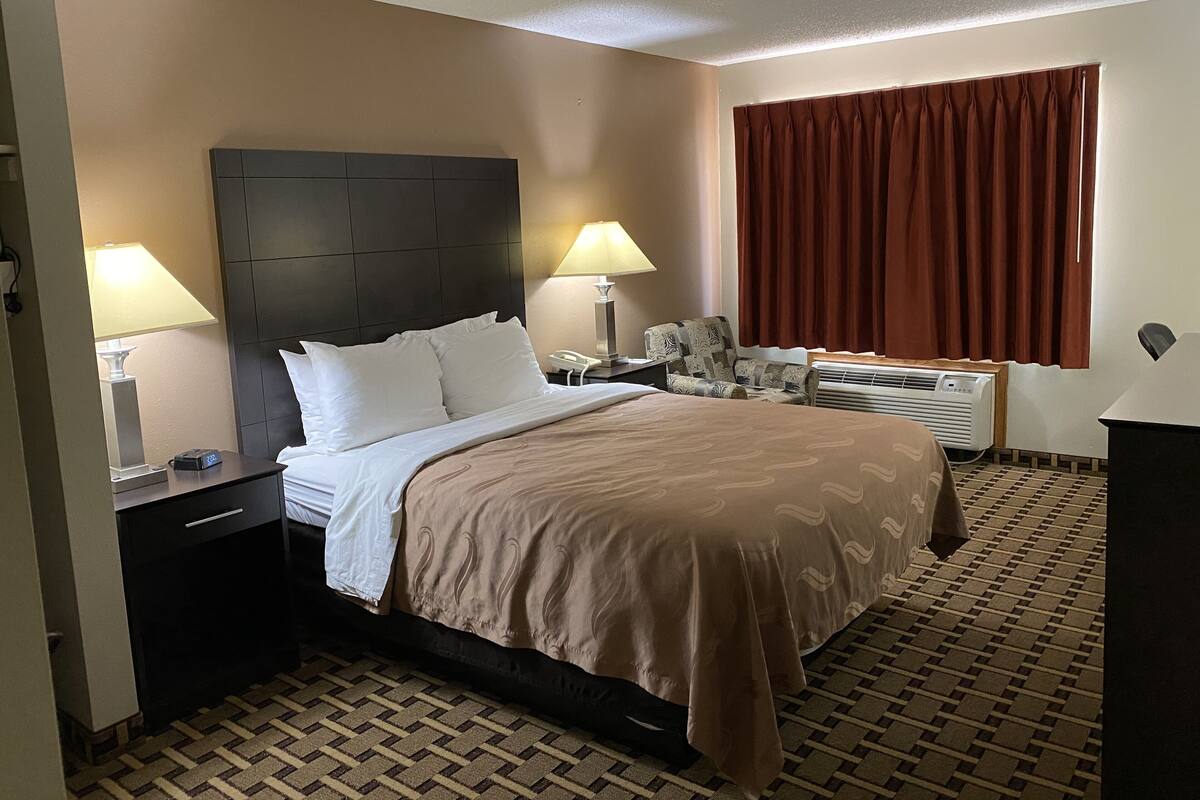 Habitación estándar, 1 cama Queen size, para no fumadores | Escritorio, tabla de planchar con plancha, wifi gratis y despertador 