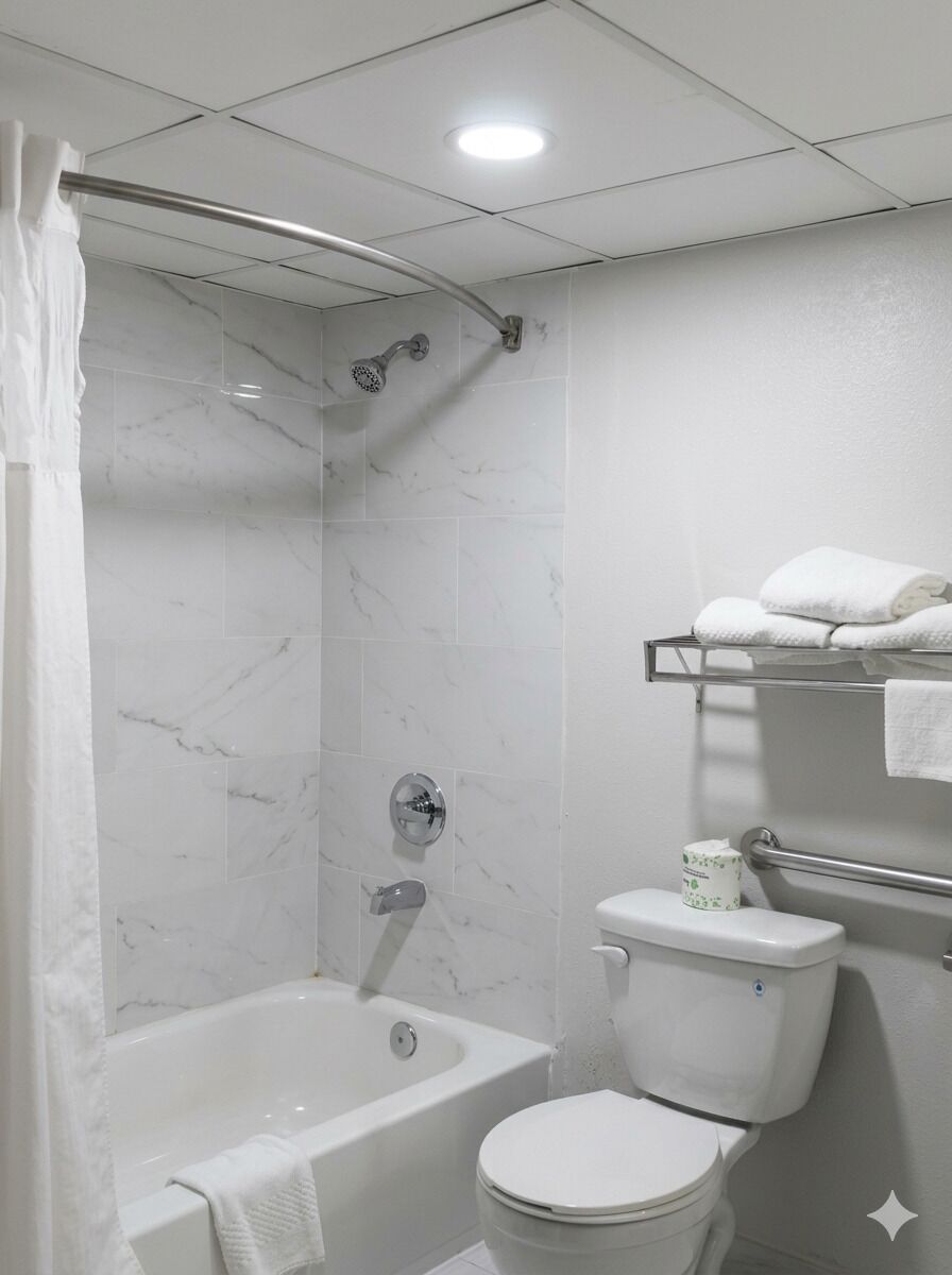 Un baño con bañera, inodoro, ducha y un perchero para toallas.