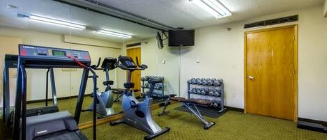Ett gym med löpband, crosstrainers och fria vikter.