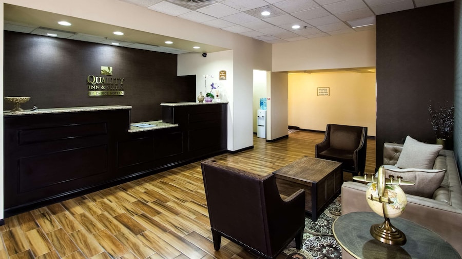 Quality Inn & Suites Moline - Quad Cities