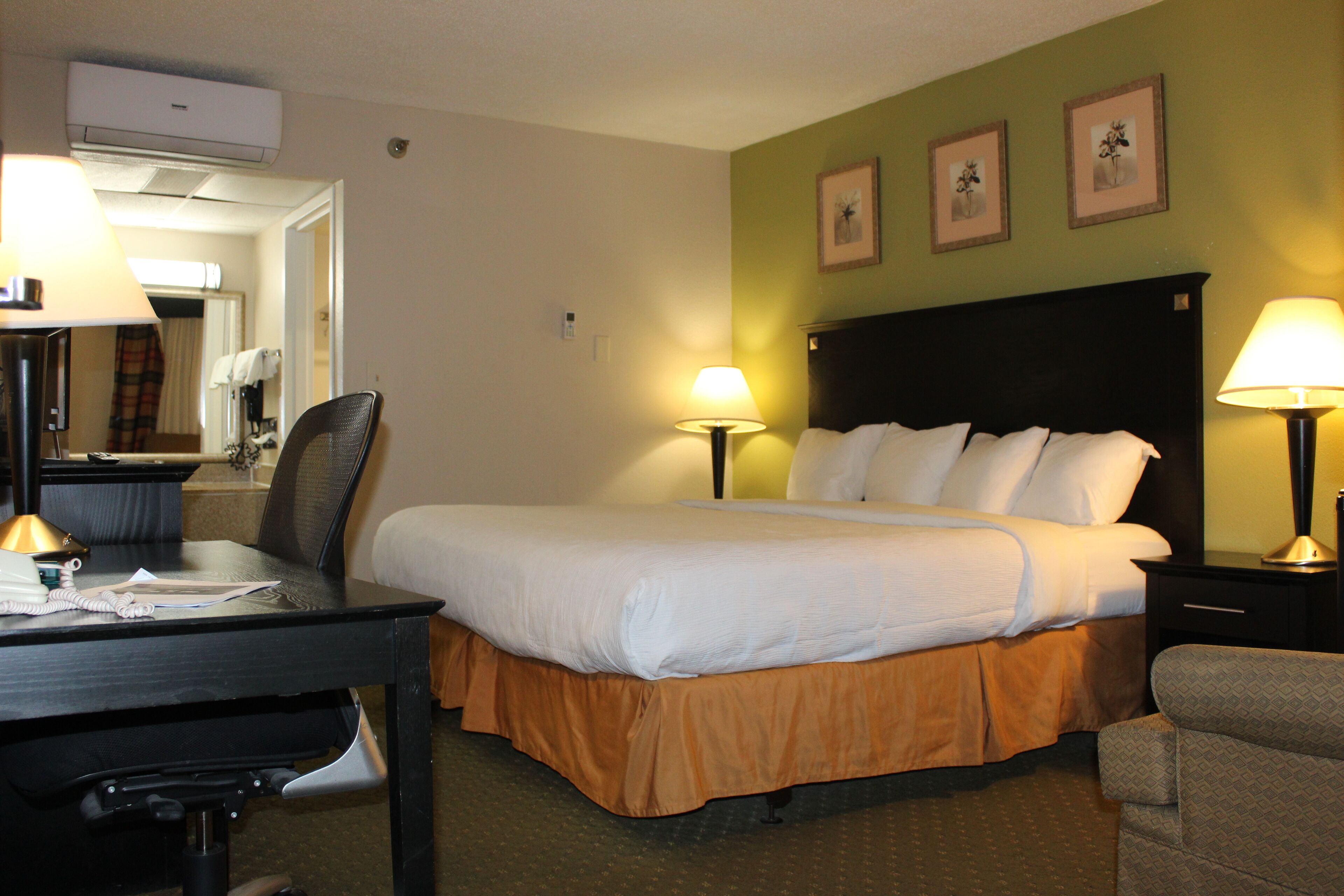 Escritorio, tabla de planchar con plancha y camas plegables/adicionales 