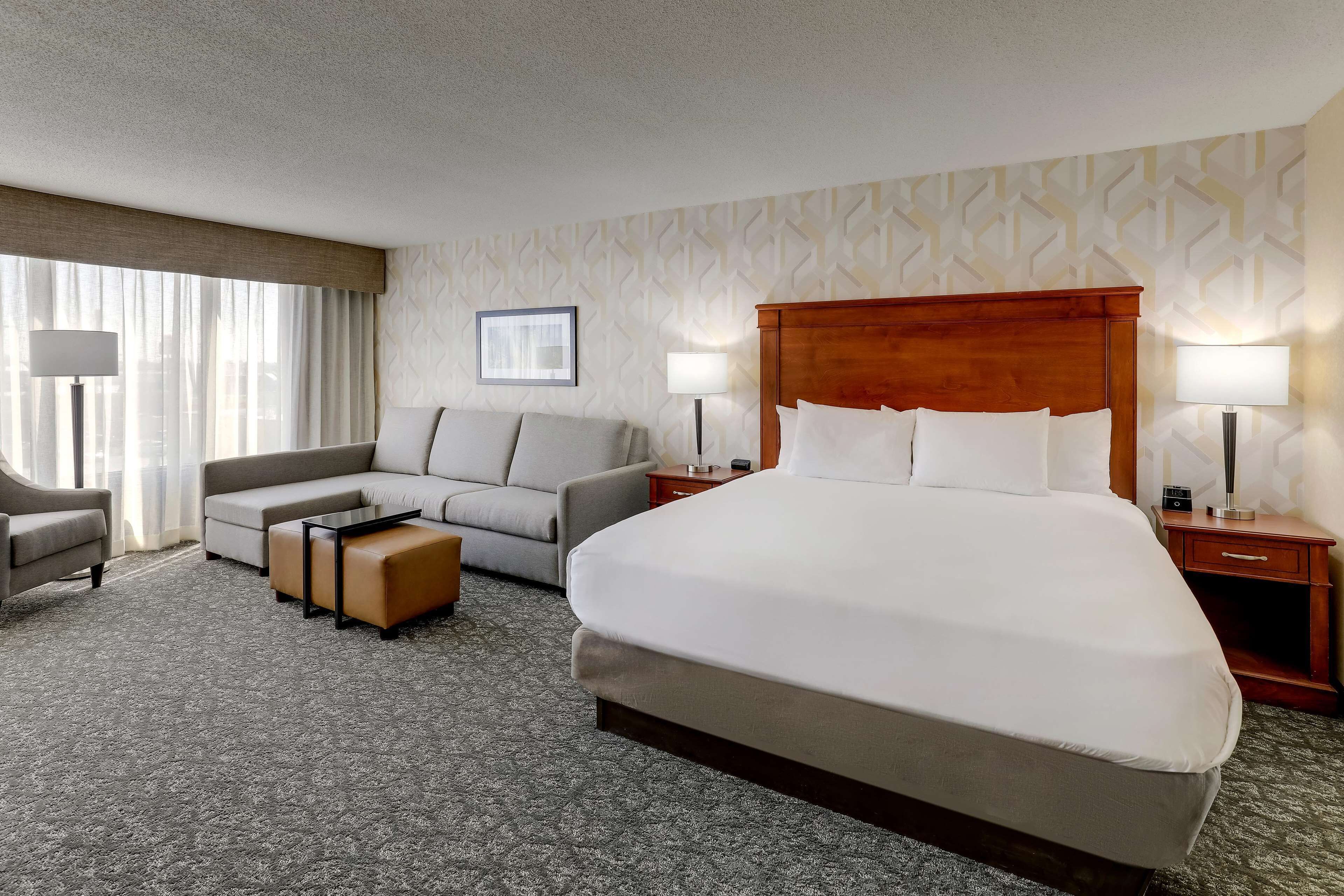 Hochwertige Bettwaren, Schreibtisch, Verdunkelungsvorhänge