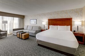 Hochwertige Bettwaren, Schreibtisch, Verdunkelungsvorhänge