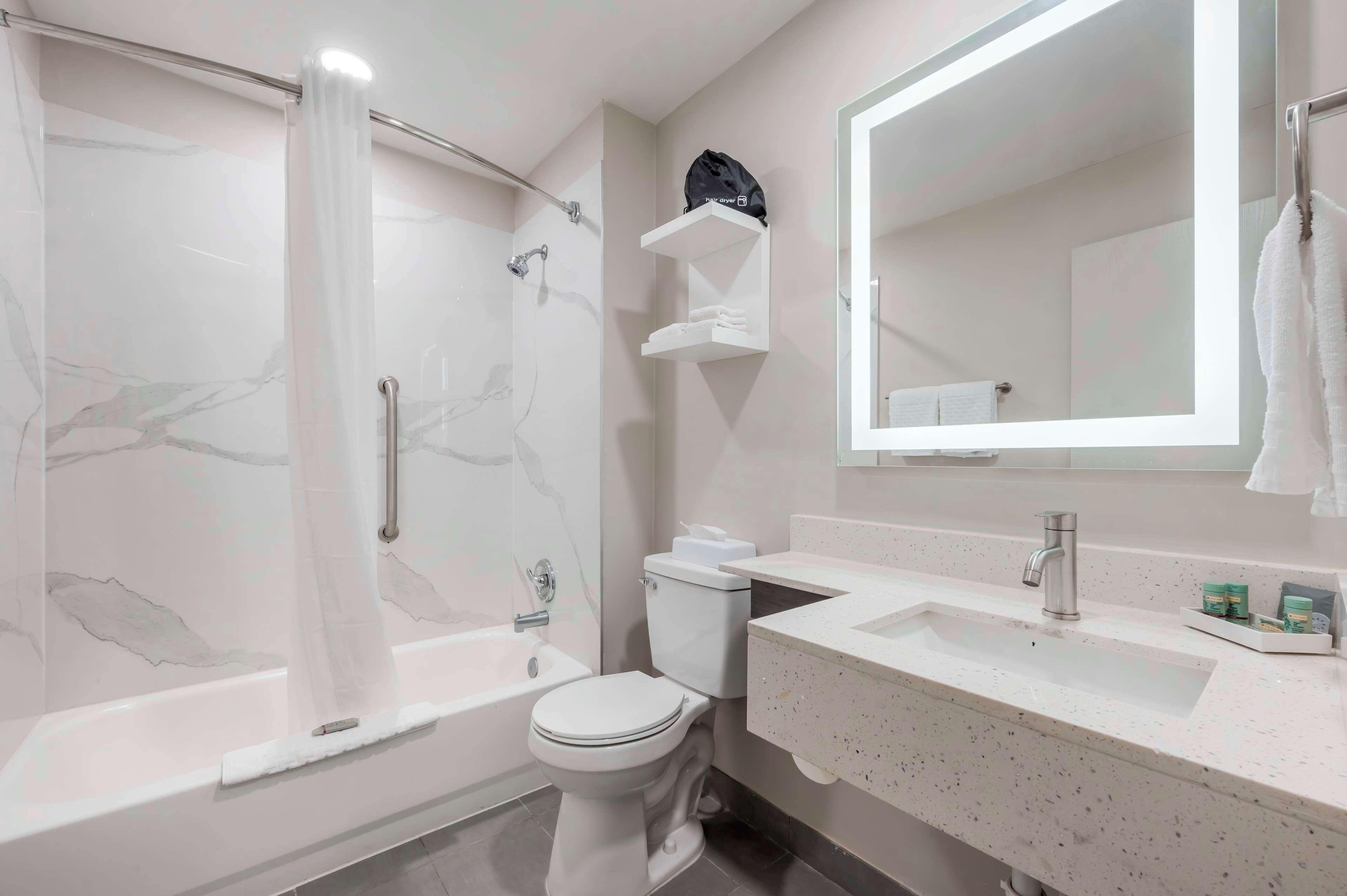 Combined shower/bathtub, free toiletries, hair dryer, towels