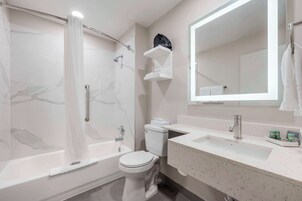 Bañera con ducha, artículos de tocador gratuitos, secador de pelo