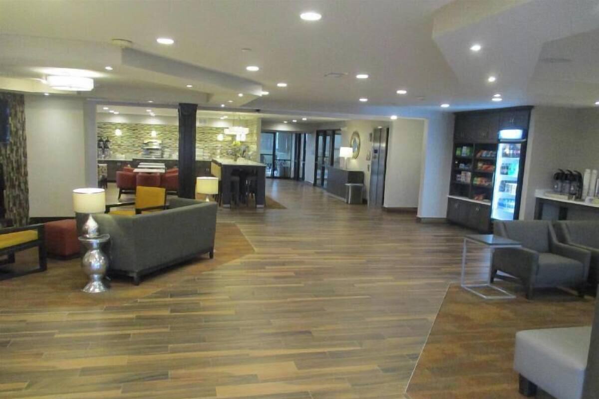 Un'ampia hall con reception, zona salotto e distributore automatico.