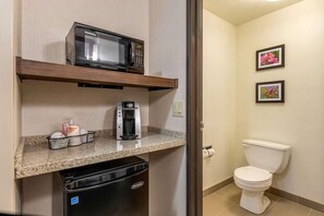 Combined shower/bathtub, hair dryer, towels