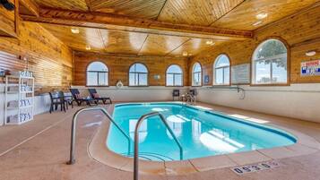 Inomhuspool och utomhuspool