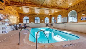 Indoor pool, outdoor pool - Holiday Inn Express Lincoln (Lincoln)