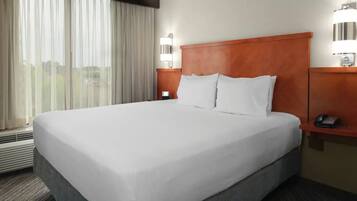 Habitación, 1 cama doble con sofá cama, accesible para personas con discapacidad, bañera | Ropa de cama de alta calidad, caja fuerte, escritorio y cortinas opacas