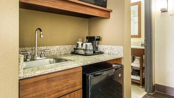 Suite, 1 très grand lit, non-fumeur | Coffre-fort, bureau, fer et planche à repasser