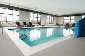 Piscine couverte, chaises longues