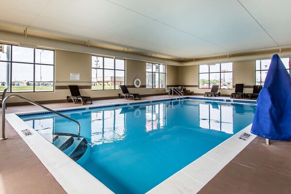 Piscina interna, espreguiçadeiras