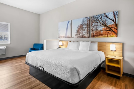 Deluxe Suite, 1 King Bed, Non Smoking. Days Inn by Wyndham Collinsville/St. Louis