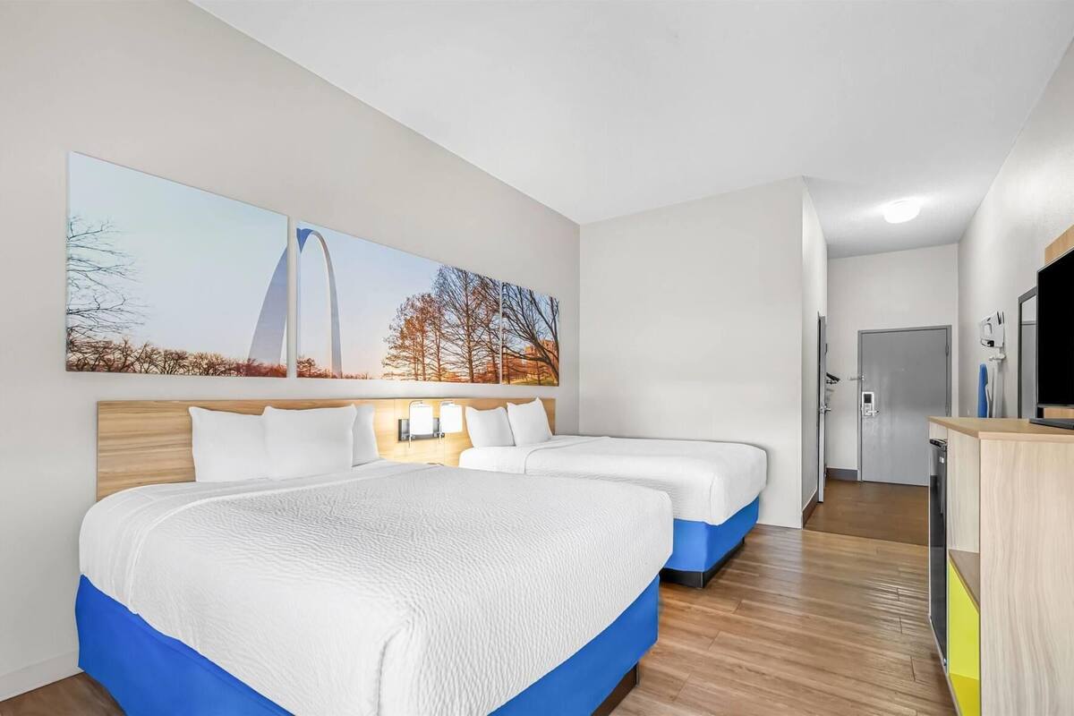 Premium bedding, in-room safe, desk, iron/ironing board