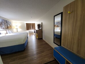 高級寝具、セーフティボックス (室内)、デスク、アイロン / アイロン台