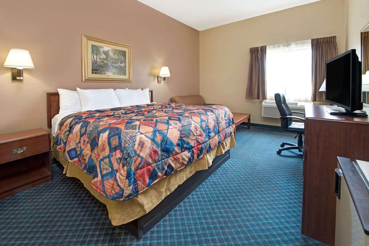 Premium bedding, in-room safe, desk, iron/ironing board