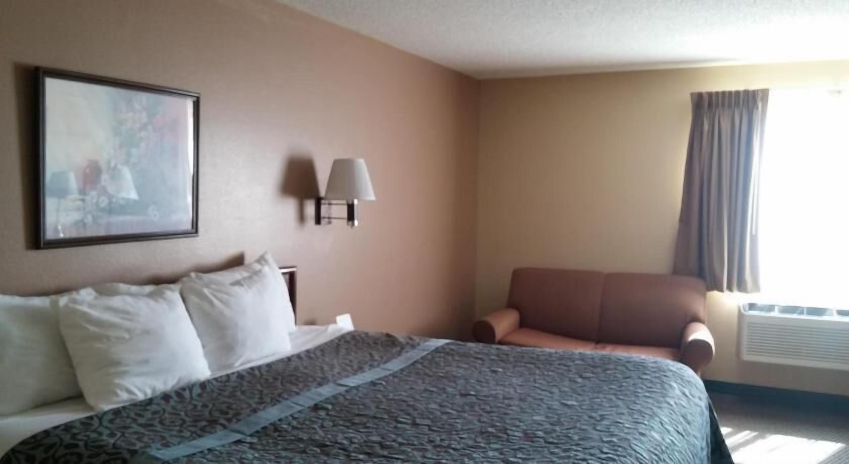 Premium bedding, in-room safe, desk, iron/ironing board