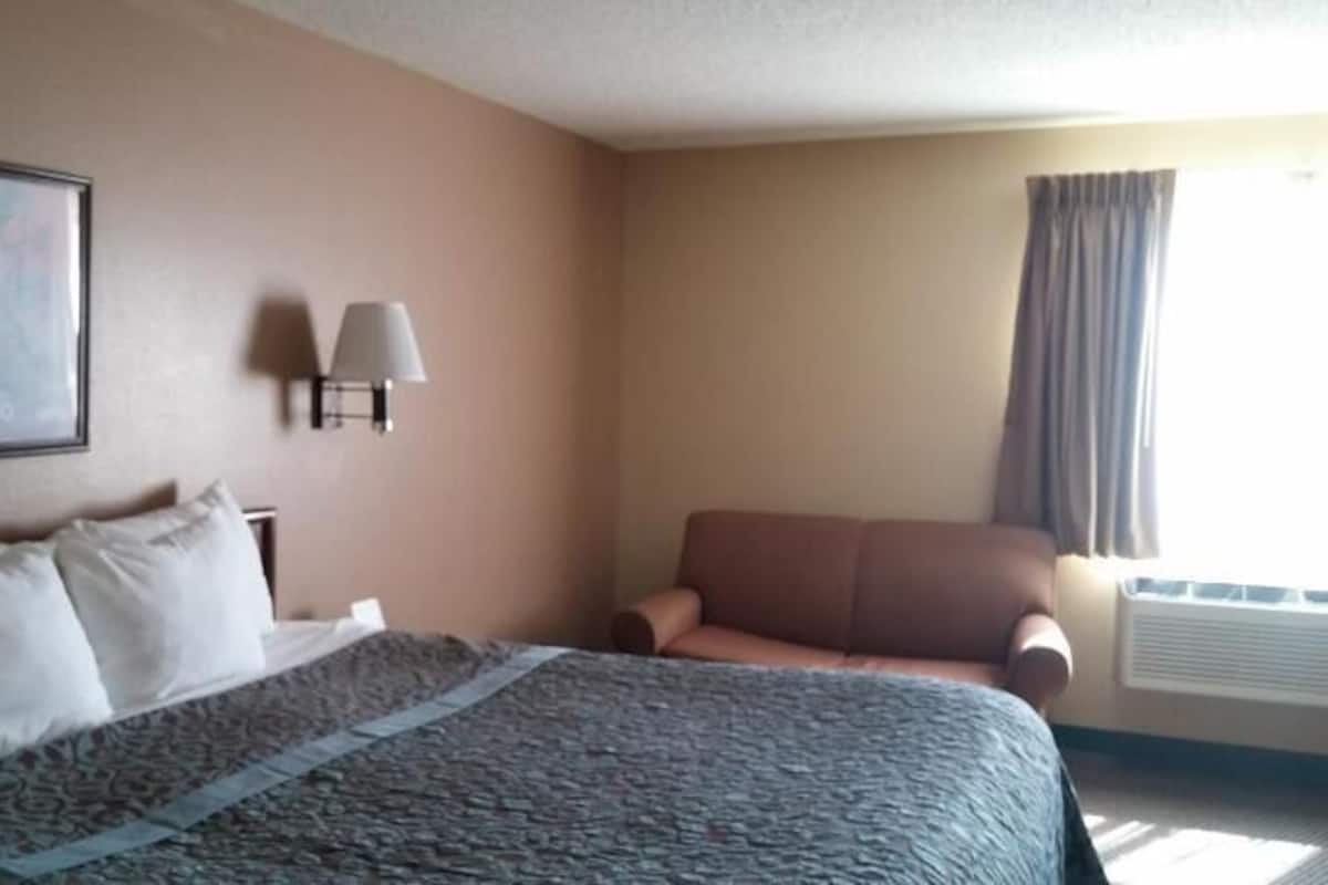 Premium bedding, in-room safe, desk, iron/ironing board