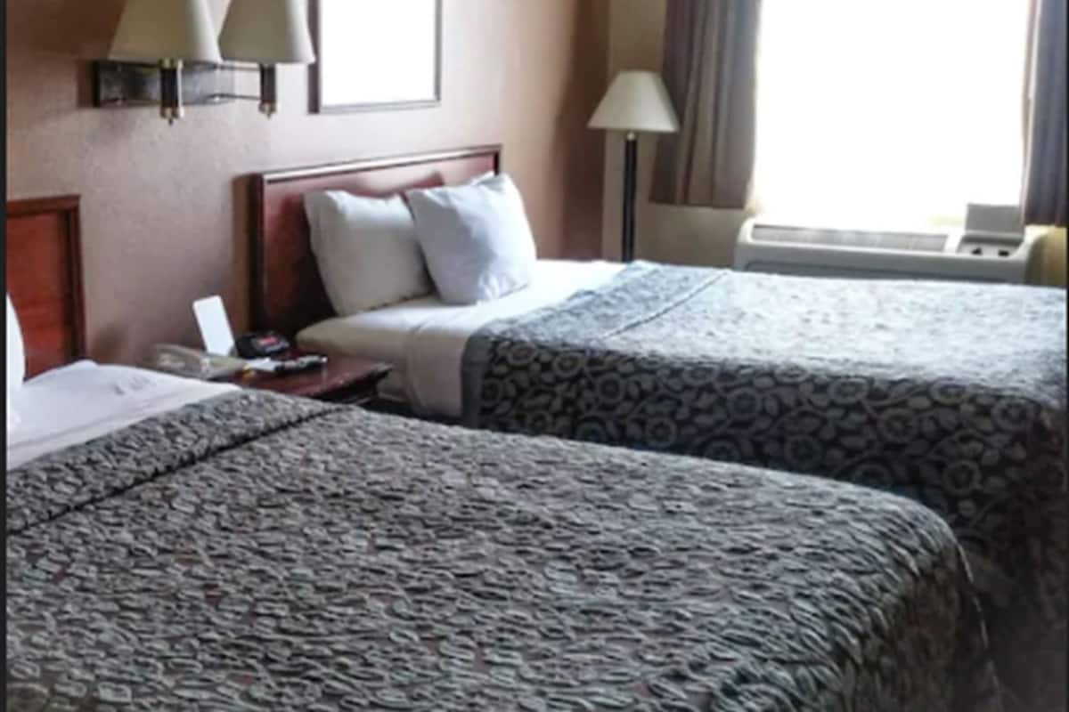 Premium bedding, in-room safe, desk, iron/ironing board