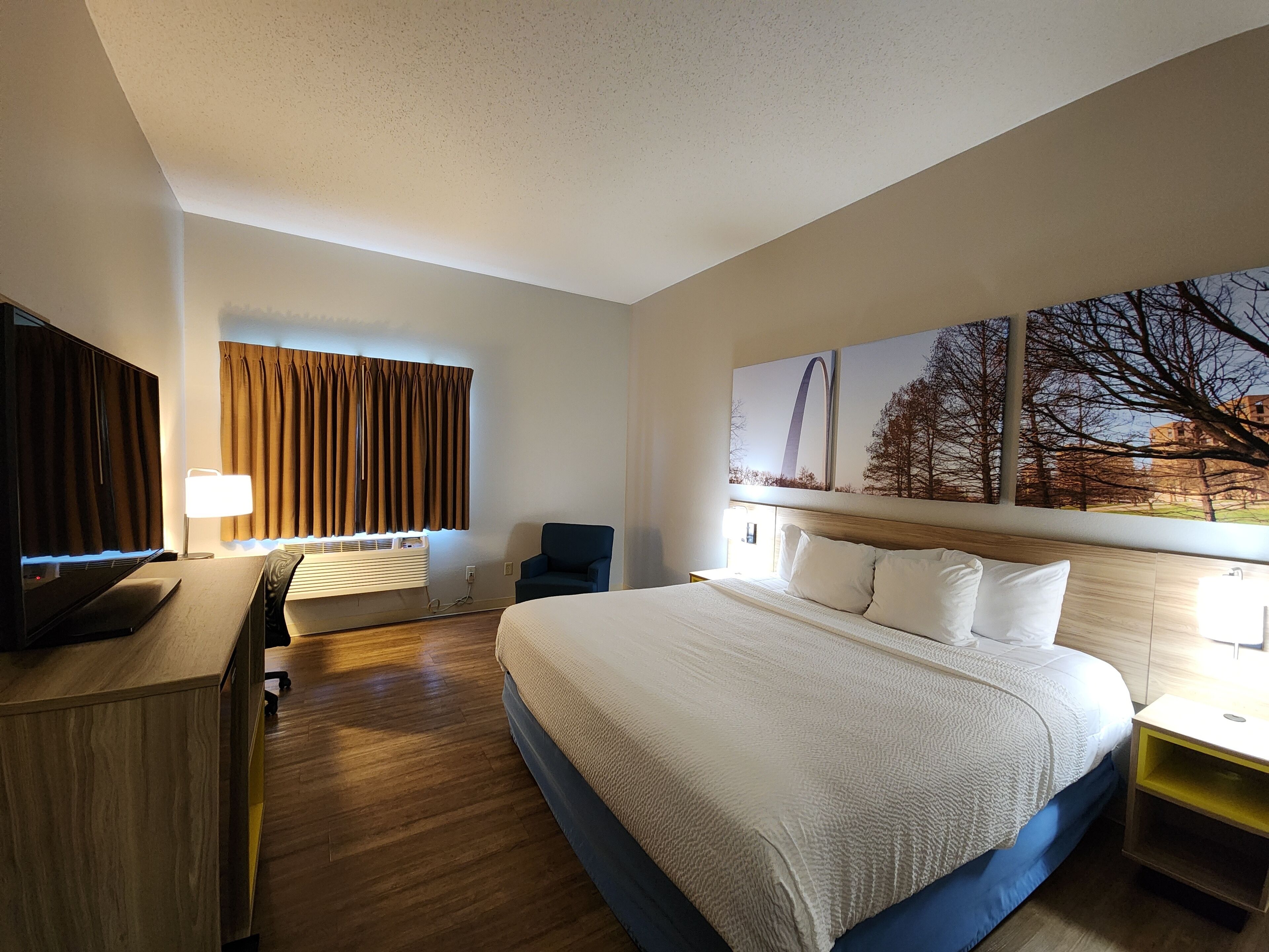 Ropa de cama de alta calidad y caja de seguridad en la habitación 